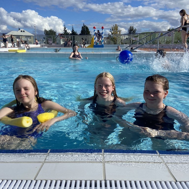 Ný-uppgerða sundlaugin á Króknum féll í kramið