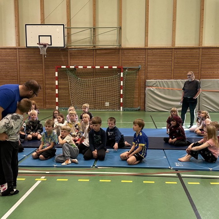 Gunnar Freyr kynnti fyrir nemendum íslenska glímu