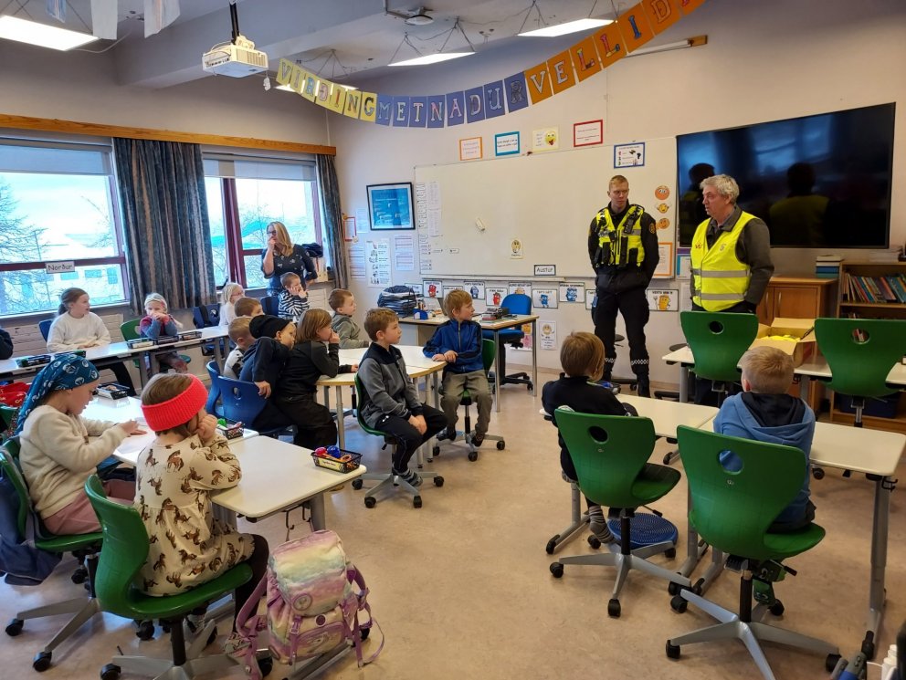 Nemendum fyrsta bekkjar færð endurskinsvesti