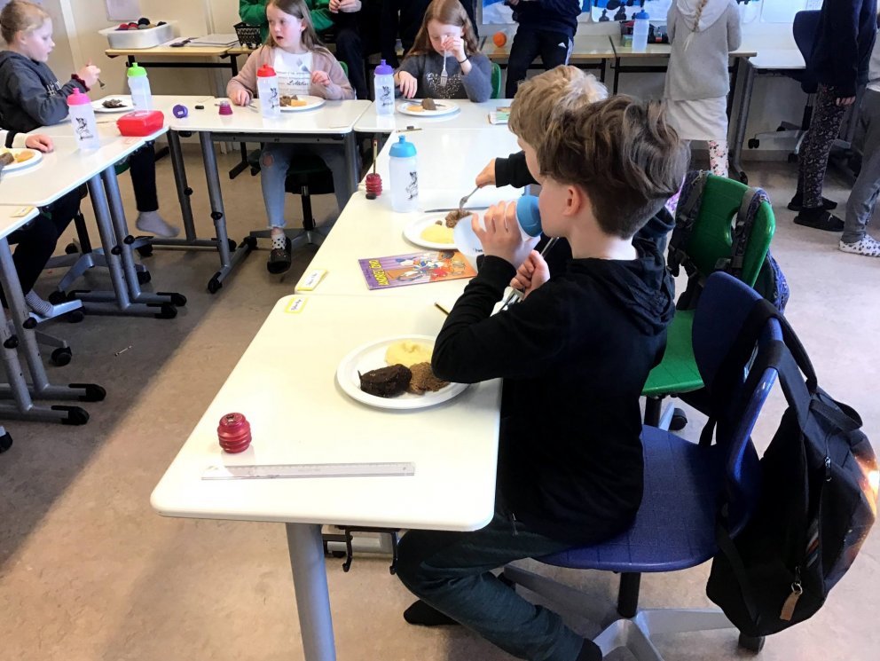 Hádegismatur í kennslustofu