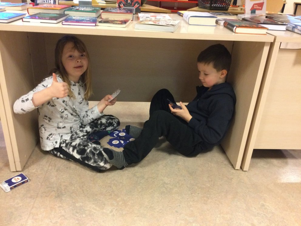 Skólahópur í heimsókn hjá 2.bekk