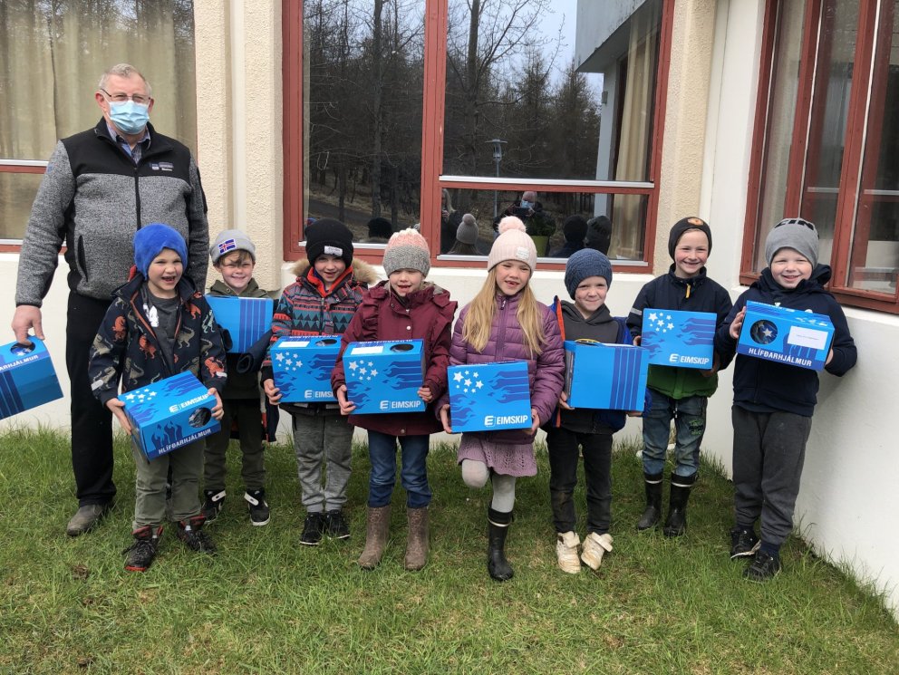 Reiðhjólahjálmar afhentir 1. bekk