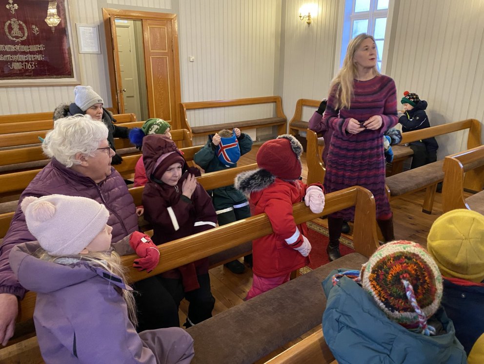 Dalla prestur að segja frá altaristöflunni í Goðdalakirkju.