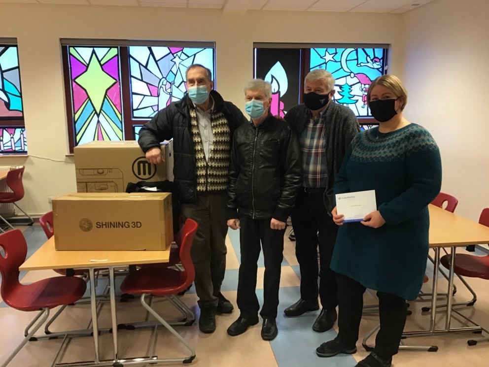 Varmahlíðarskóla afhent gjöf frá Kaupfélagi Skagfirðinga og dótturfyrirtækjum