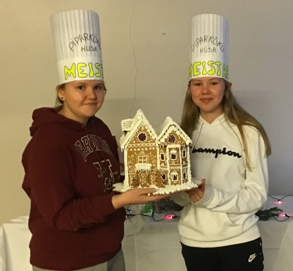 Jóhanna Guðrún Pálsdóttir og Iðunn Holst eru piparkökuhúsameistarar 2020.