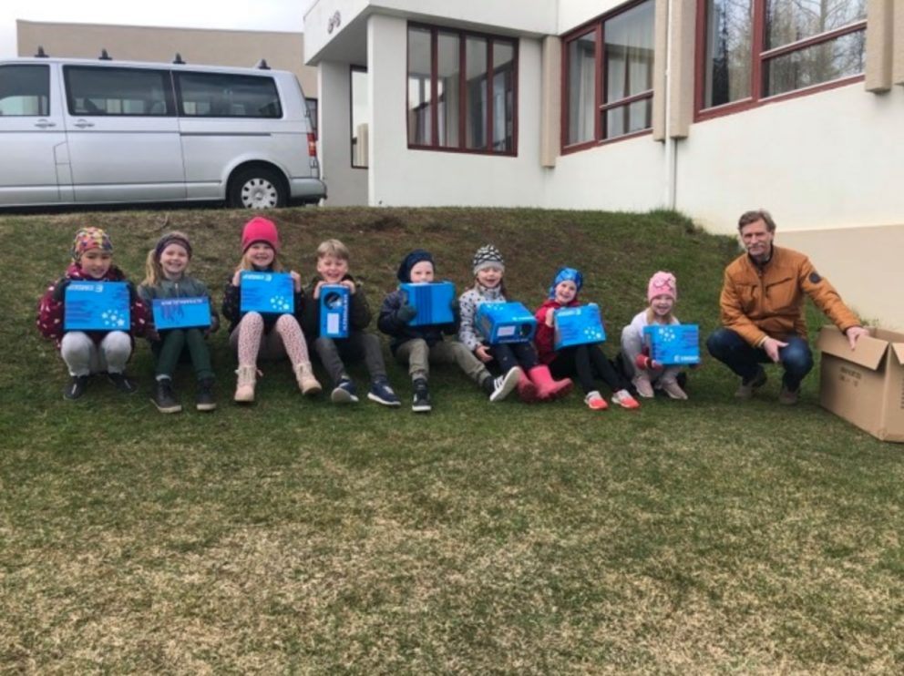 Nemendur í 1.bekk og Karl Lúðvíksson við afhendingu reiðhjólahjálma