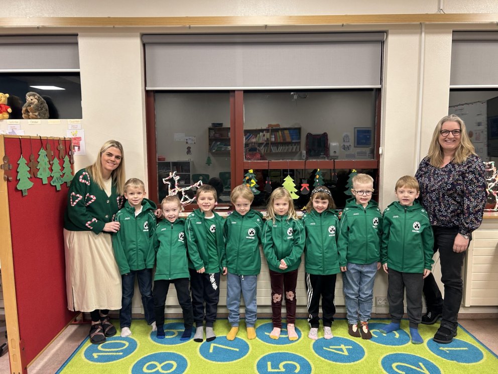 Íþróttafélagið Smári færði 1. bekk gjöf