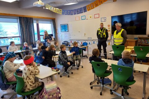 Nemendum fyrsta bekkjar færð endurskinsvesti