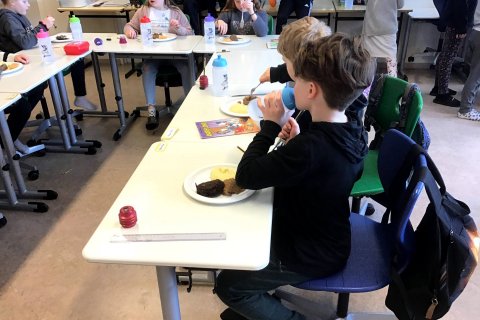 Hádegismatur í kennslustofu