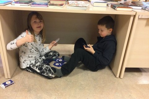 Skólahópur í heimsókn hjá 2.bekk