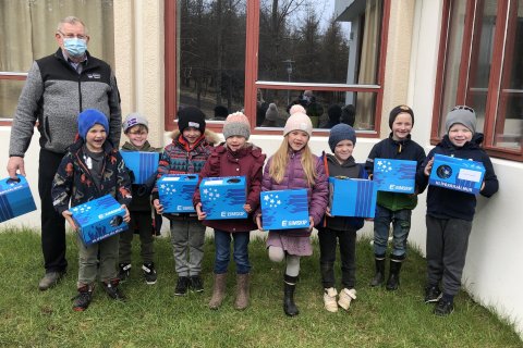 Reiðhjólahjálmar afhentir 1. bekk