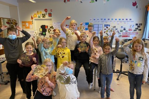 Nemendur í 3. og 4.bekk með laufblaðamyndirnar