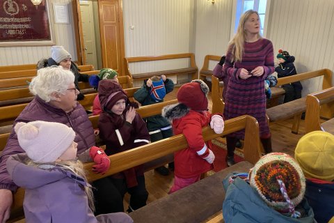 Dalla prestur að segja frá altaristöflunni í Goðdalakirkju.