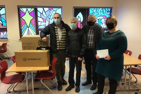 Varmahlíðarskóla afhent gjöf frá Kaupfélagi Skagfirðinga og dótturfyrirtækjum