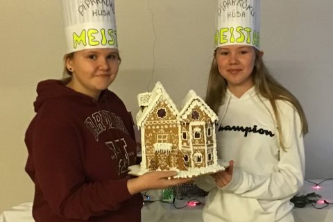 Jóhanna Guðrún Pálsdóttir og Iðunn Holst eru piparkökuhúsameistarar 2020.