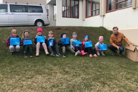 Nemendur í 1.bekk og Karl Lúðvíksson við afhendingu reiðhjólahjálma