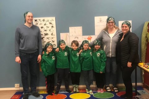 Íþróttafélagið Smári gaf 1. bekk íþróttabúnga