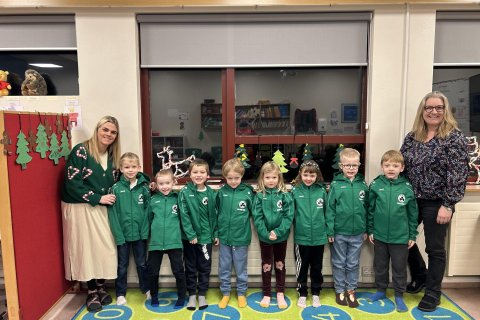 Íþróttafélagið Smári færði 1. bekk gjöf